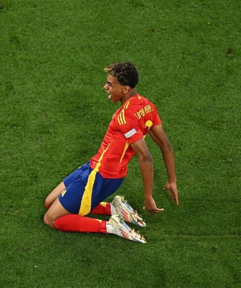 杏彩体育登录-精准射门！欧洲联赛球员展现绝技