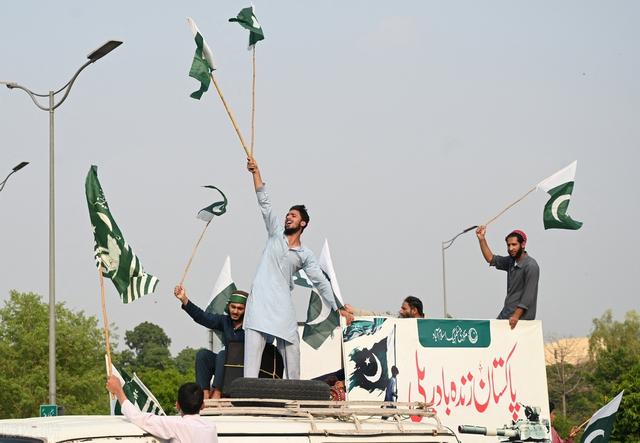 南亚球员受伤退出比赛,引发关注 南亚球员受伤退出比赛,引发关注