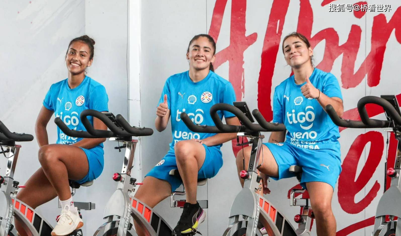 巴拉圭女足在比赛中力克对手