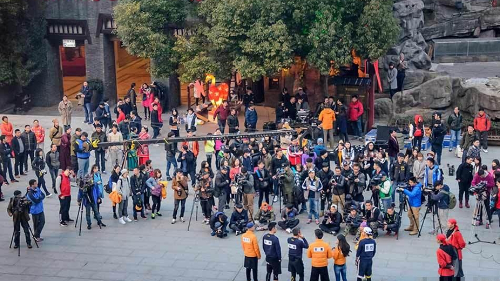 观众热情助威,现场气氛火爆 观众热情助威,现场气氛火爆