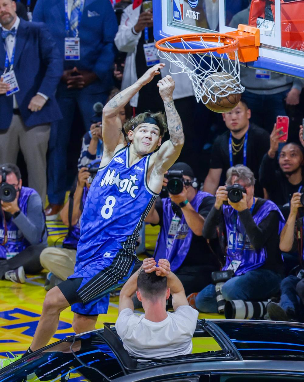 球员在全球篮球比赛中展现出超凡的技术实力