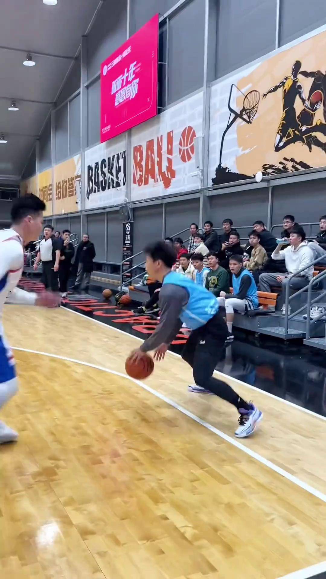 聚焦篮球风云，中国职业赛场气氛喧天动地的简单介绍