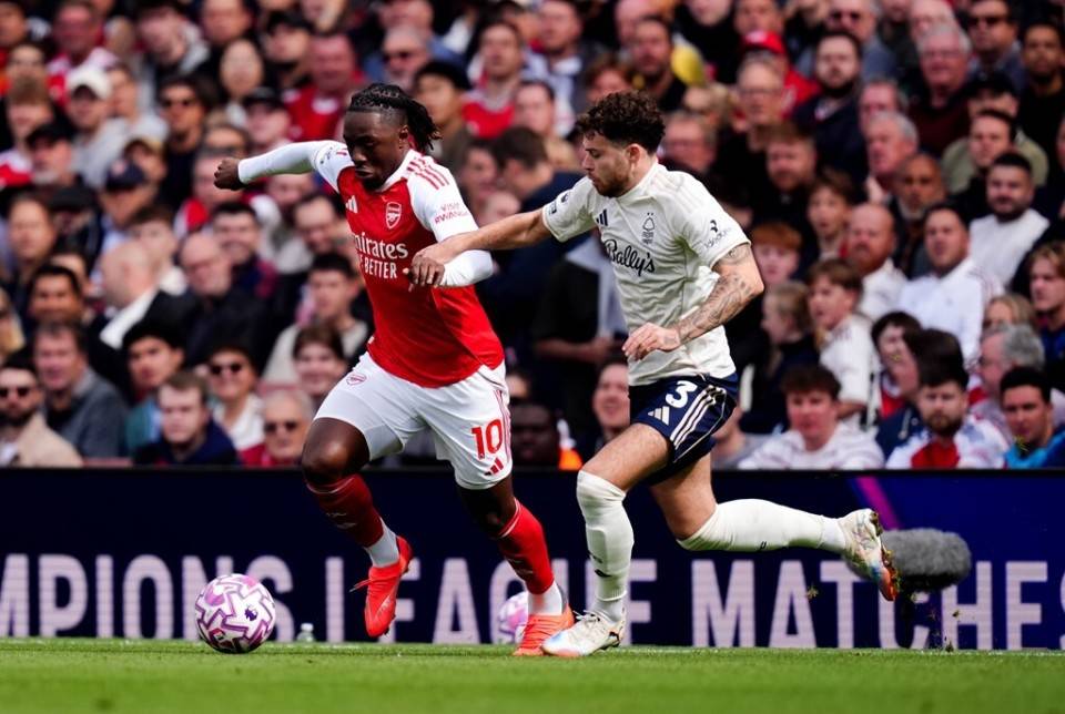 曼城顶替阿森纳,夺得英超榜首位置 曼城顶替阿森纳,夺得英超榜首位置