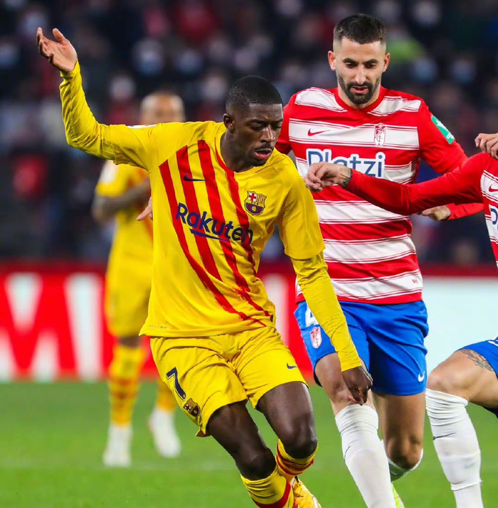 格拉纳达球队员罗德里格斯的全力拼搏赢得掌声 格拉纳达球队员罗德里格斯的全力拼搏赢得掌声